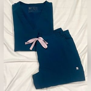 FIGS Scrub Set